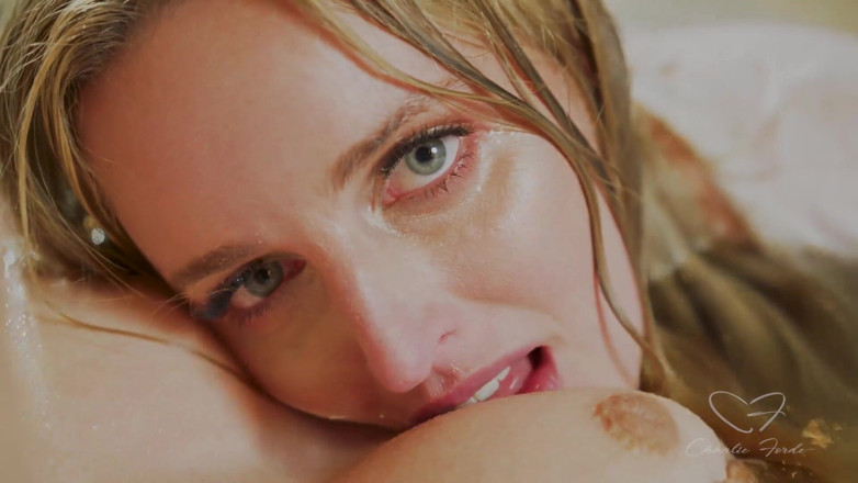 CharlieForde: Humeante Con Charlie Forde, Estelle Lucas