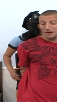 Темноволосую красотку трахает ебарь с большой елдой в спальне