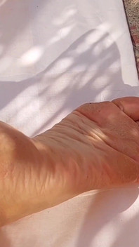 ภรรยาสาวผมบลอนด์มือสมัครเล่น เงี่ยนบูชาเท้าข้างนอก