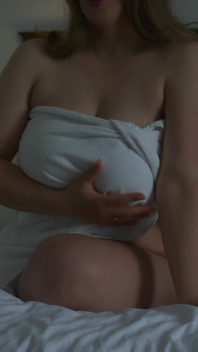 Tombul orta yaşlı seksi kadın otel azdırıyor - zar zor kaplı havlu ve uzun baştan çıkarma