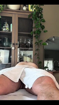 Behaarte muschi, creampie auf dem massagetisch