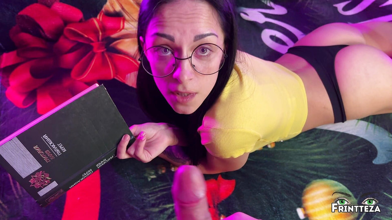 Frintteza: Nevlastní máma čte knihu a šuká nevlastního syna.