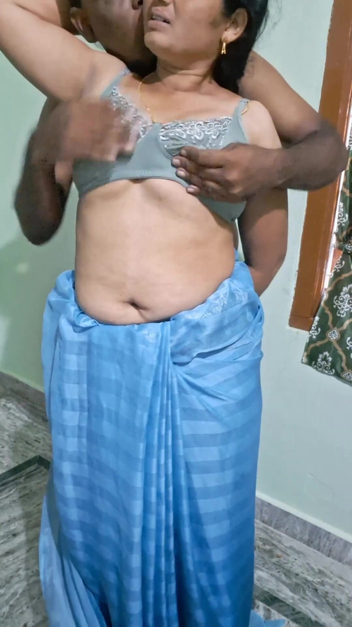 Sexy sindu: Un couple s’embrasse