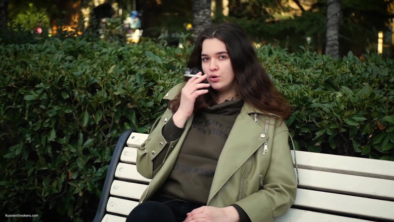 Russian Smokers: Молода брюнетка прогуляється з усією 120-мм сигаретою