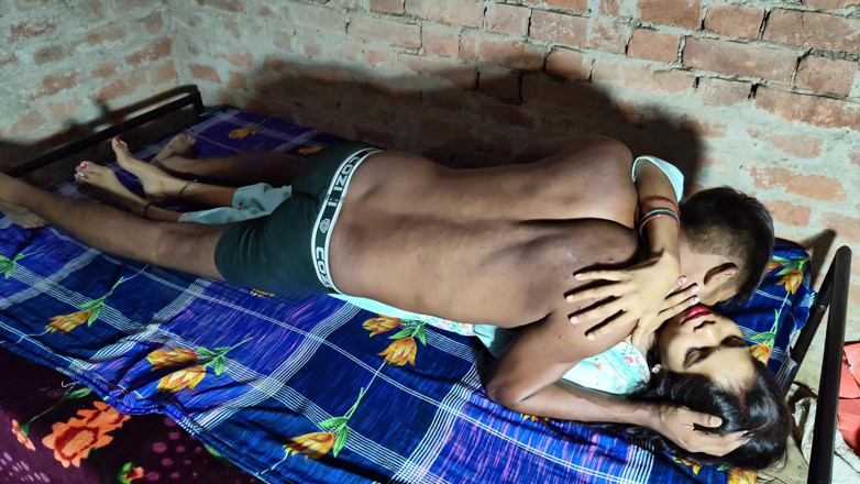 Shivanibaby: Una chica se mojó bajo la lluvia, le di ropa...