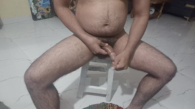 LovedSunsine1990: Sundal jsem si všechno oblečení a energicky si masíroval věci