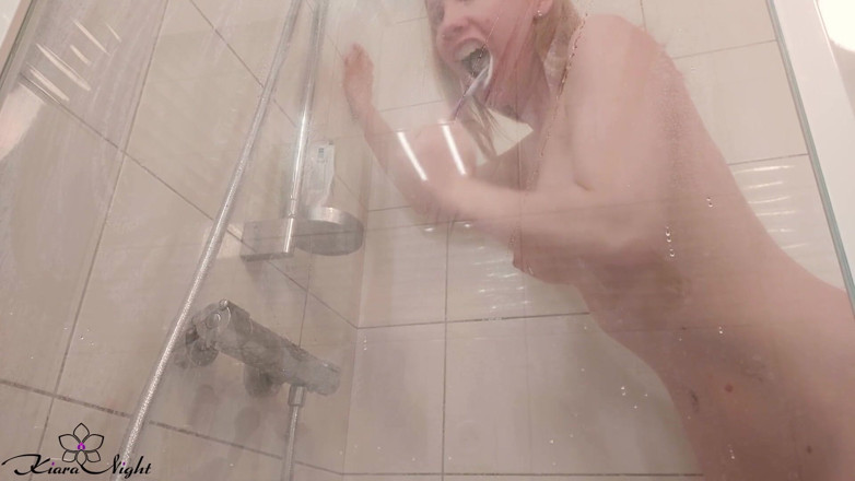 Kiara Night: Gagica își spală corpul sexy și își masturbează pizda în baie