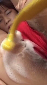 Deux MILF asiatiques excitées écartent les cuisses pour se raser