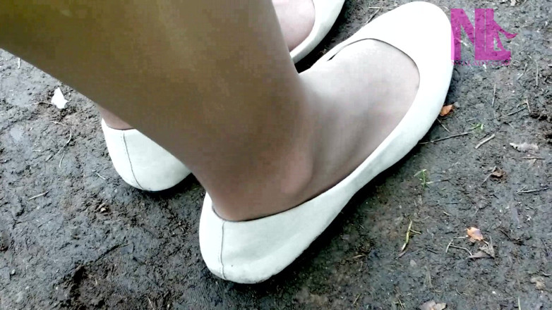 Nyllady: Light Dangling dan Shoeplay di Flat Krim di Taman