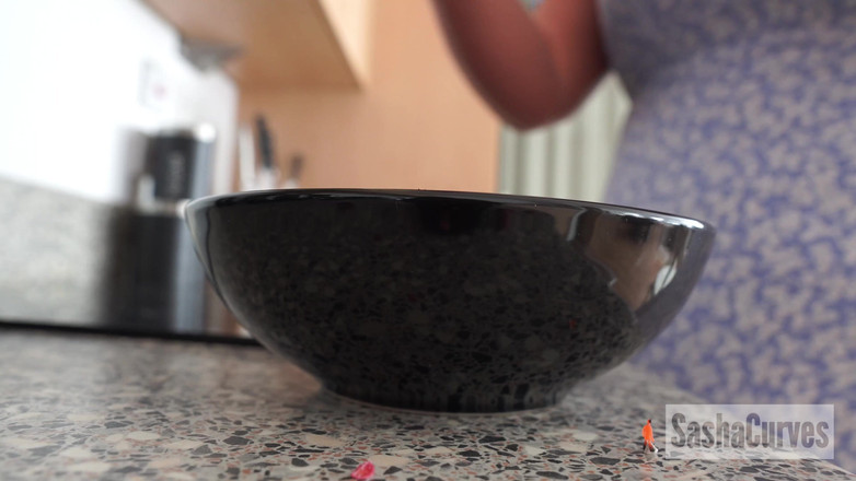 Sasha Curves: Giantess Step-mom