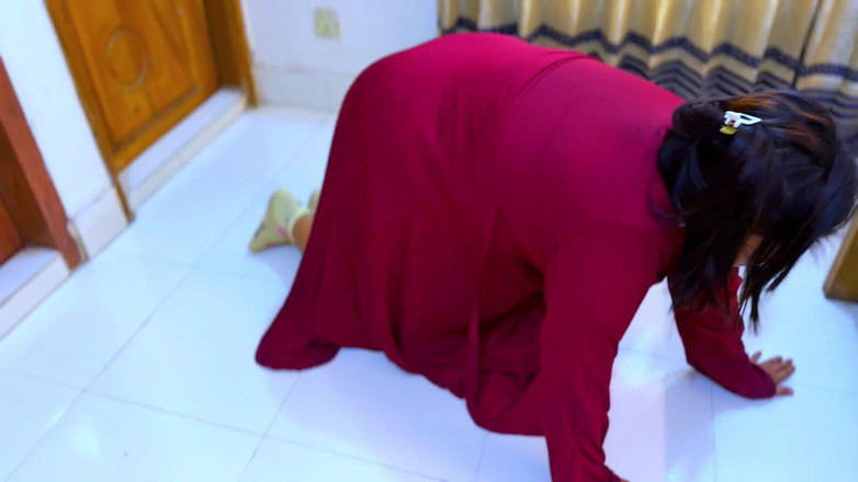 Aria Mia: 大屁股美丽的阿拉伯热辣继母在开始做爱之前在干净的性房间时卡在床底下