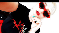 Red Heaven Media: レッドヘブンのTシャツを着ている人を見てください!