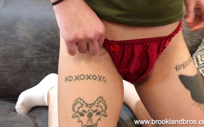 Brookland Brothers: Adolescente cachonda muestra nuevas bragas