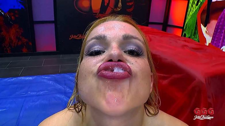 GGG John Thompson Studio: Blond MILF Z Dużymi Piersiami Zostaje Zdominowana... Bierze Masywną Twarz!