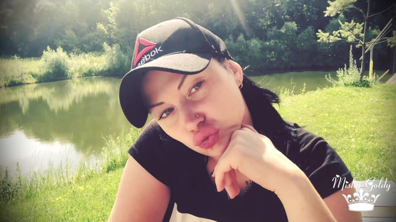 Goddess Misha Goldy: Duck face outdoor, making my lips much bigger!