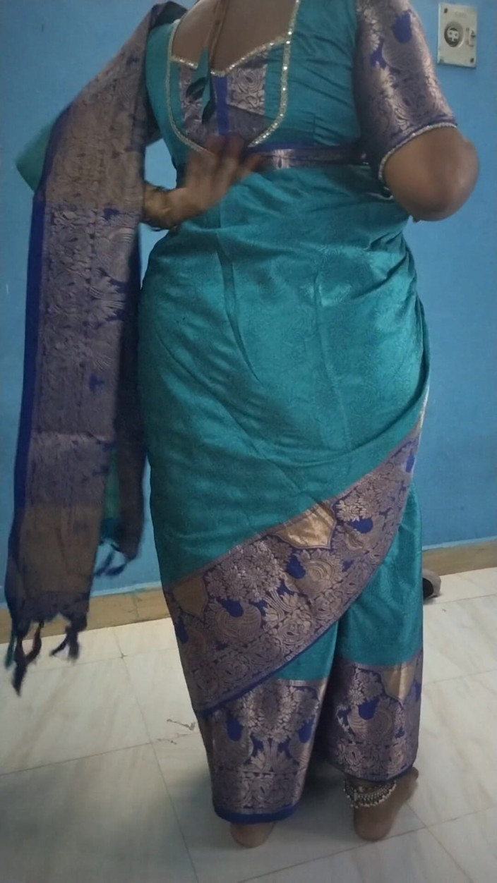 Tamil lesbian: Hot Saree Wearing