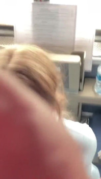 Chica amateur se vuelve loca en el tren