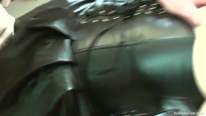 Bukkake Fest: Isla Skye en Tyla Moore - gangbang