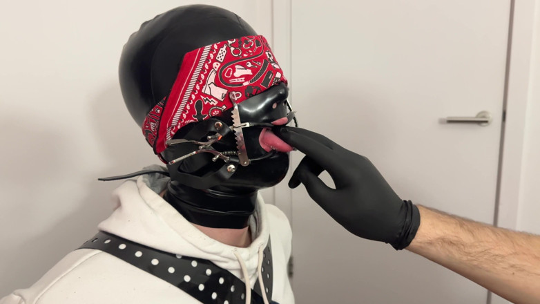 Inmate Cody and SubEdgeX: Twink cu glugă legată de scaun