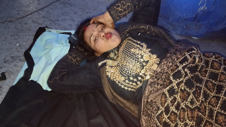 Pinkyrani2333: Pinky bhabhi drückte ihre titten und zeigte ihre muschi