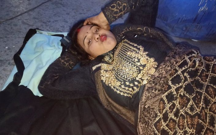 Pinkyrani2333: पिंकी भाभी ने अपने स्तन दबाए और अपनी चूत दिखाई