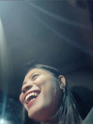 Nisha bhabhi ki chudai: Araba sürerken arabada büyük göğüslerini göster.