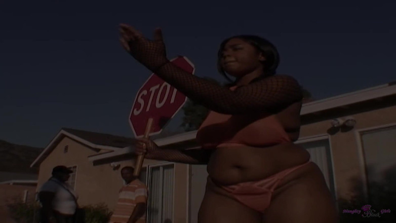 Naughty Black Girls: Em vez de ajudar as pessoas a atravessar a rua,...