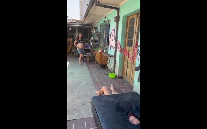 Nikki Montero: 11 t-girls mijando em um cara enjaulado hardcore diversão