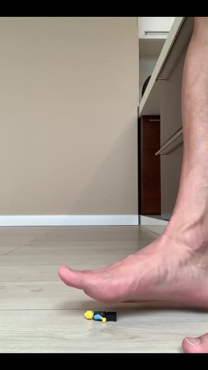 Jasons feet: Tiny se bojí obru
