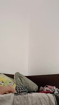 Senaman isteri seksi di rumah berbogel. Bini amatur melancap dengan jarinya dalam pepeknya.