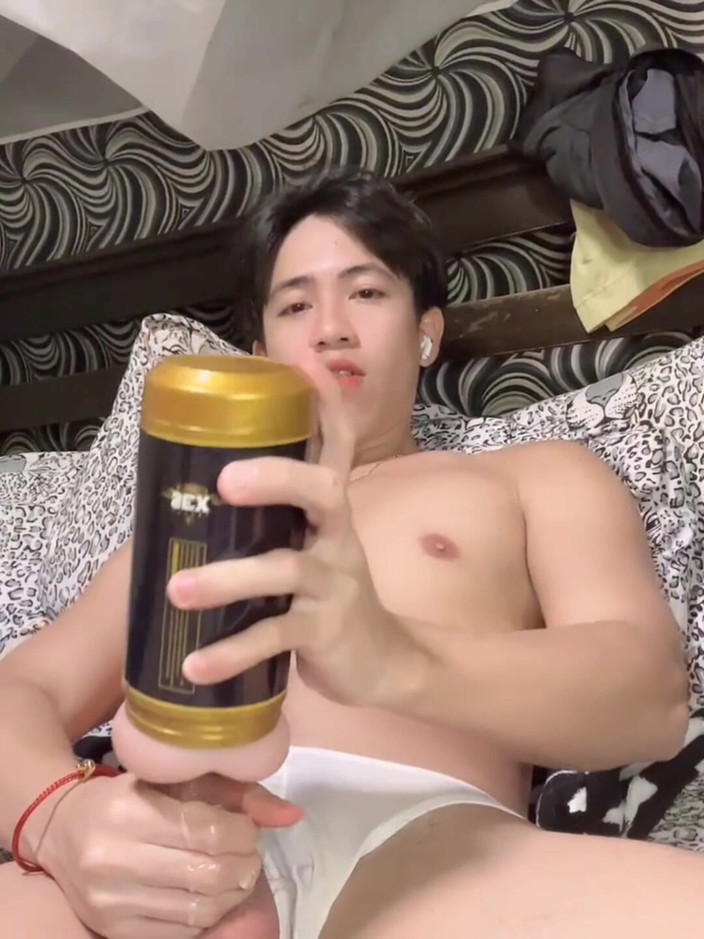 pinoyfantasy69: Pinoy với con cu to đang thử cu giả