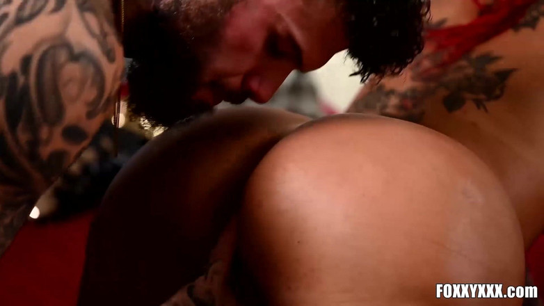 TransErotica: Transerotica: Rothaarige TS Foxxy anal fickt mit eingefärbtem Jock