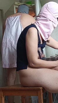 Coppia amatoriale si diverte in cucina. Sexy moglie si allena a casa nuda.