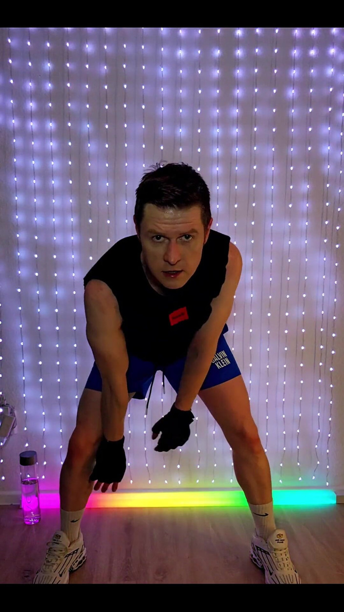 Roman Heart: Fitness cvičení v modrých šortkách