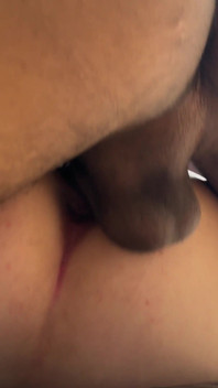 Infilo il mio cazzo enorme e ricco nella mia sorellastra sexy dal culo grosso attraverso la sua figa ricca e stretta fino a riempire tutto