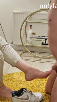 Legato per adorare i piedi di signore