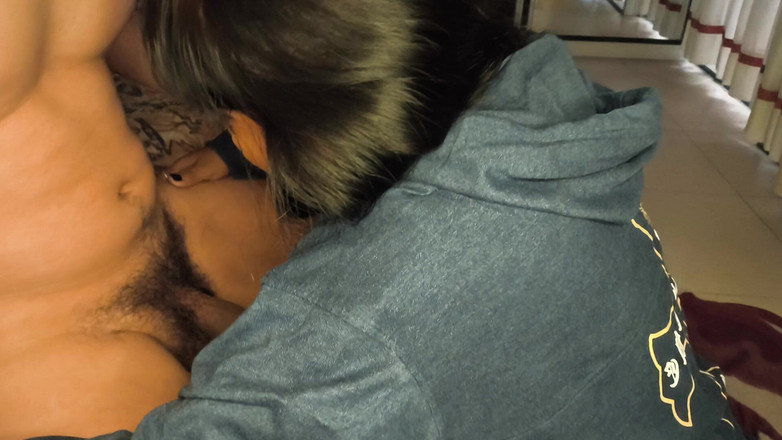 Moo DBOXXX: 하루 종일 내 자지를 빨고 싶어하는 시어머니, 남편의 몰래 나를 만나러 온다