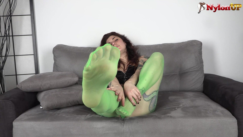 FootFetish Girls With Sex Toys and Nylons: Dominan berambut kerinting memakai pantyhose hijau memerintah hambanya untuk melihat...