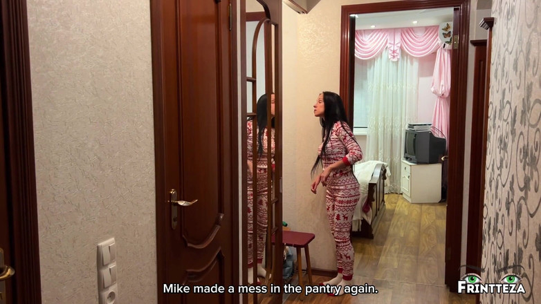 Frintteza: Weihnachten allein mit stiefmutter teil 1. Suche Kugeln für den Weihnachtsbaum....