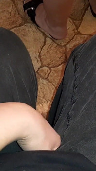 Moje sexy macecha v minisukni ani neví, že za ní masturbuji