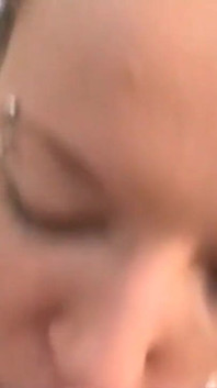 La ragazza va dal ginecologo che si scopa la figa e gli viene in bocca # 1