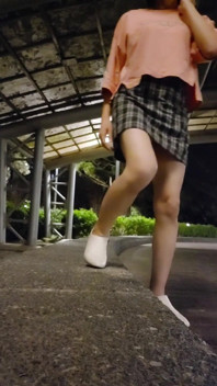 私のパンティーを外で脱いでください。