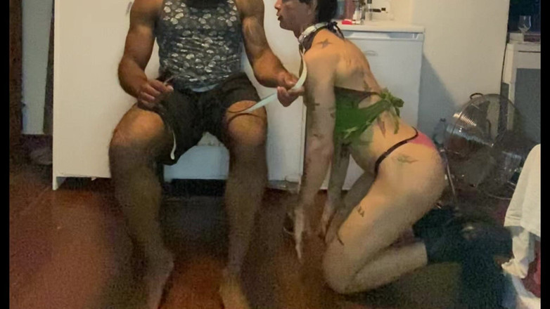 Wesley Bull: Una sumisa bien entrenada disfrutando de mis pies