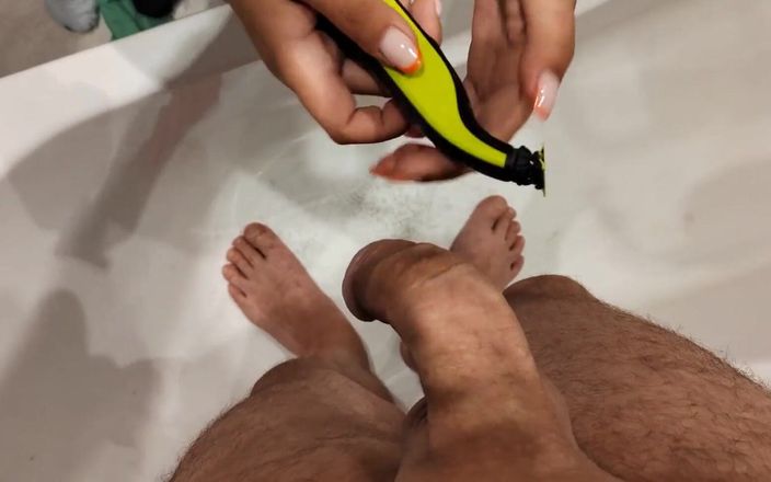 Emma Alex: Nowa praca mojej seksownej żony. Pomaga golić penisa i dać ręczną...