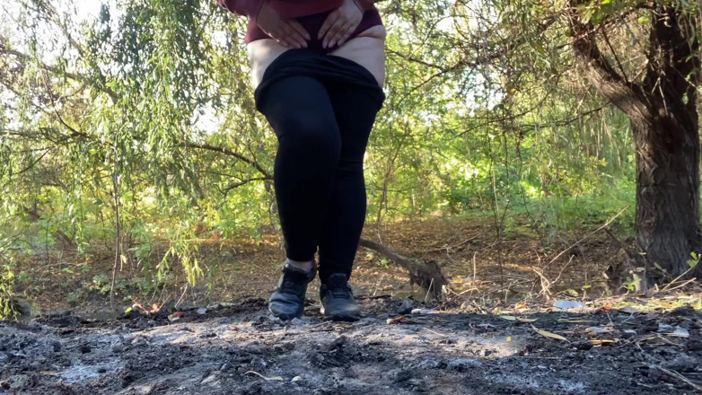Elena: Mijando na natureza e todos os splashs na sua cara