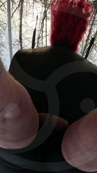 Une salope rousse transsexuelle se fait baiser sans capote et reçoit un creampie en public pendant une fronde sexuelle