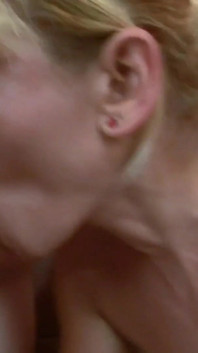 Pequeña perra sexy cachonda con tetas naturales cachondas disfruta y gime mientras salta sobre mi polla mojada caliente