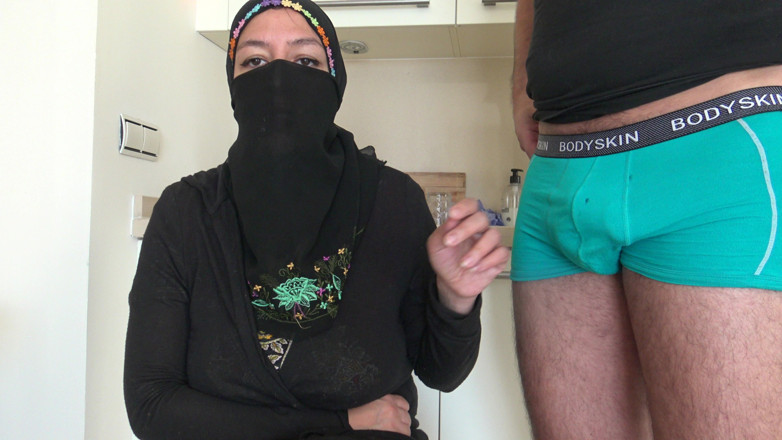 Souzan Halabi: 한 젊은 알제리 여성이 임대료를 지불하기 위해 돈이 필요하기 때문에 마르세유에서 첫 포르노 영화를 촬영합니다.