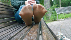Mistress Legs: Roztomilá chodidla v nylonových ponožkách venku v deštivém dni