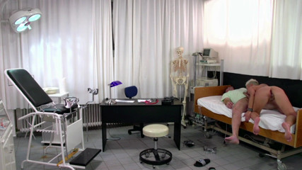 MMV German Kink: Gepiercte blonde milf wird von ihrem arzt im frauenarzt gefickt